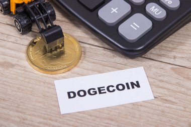 Dogecoin, minyatür kazıcı ve hesap makinesi. Kripto para biriminin sembolü. Uluslararası ağ ödemesi. Finans kavramı