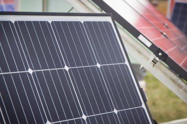 Elektrik üretmek için kullanılan fotovoltaik panel. Alternatif enerji kaynağı. Çevre Koruma