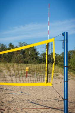 Kumsaldaki kumda voleybol sarı ağı. Spor, eğlence ve temiz havada sağlıklı yaşam tarzları.