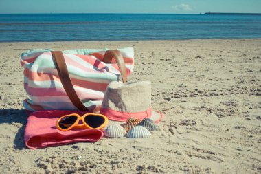 Kumsalda kumda dinlenmek için aksesuarlar. Seyahat ve tatil zamanı kavramı