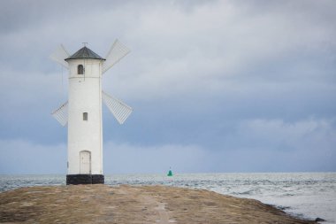 Swinoujscie, Batı Pomeranya - Polonya - 19 Ağustos 2021: Yeldeğirmeni Stawa Mlyny ve büyük dalgaları ile deniz. Navigasyon işareti. Fırtınalı ve rüzgarlı bir gün
