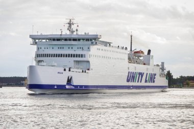 Swinoujscie, Batı Pomeranian - Polonya - 19 Ağustos 2021: Yolcular ve arabalar Wolin 'i Swinoujscie limanından Ystad' a götürecek. Baltık Denizi 'nden Nakliye
