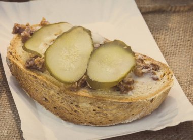 Salatalık turşulu ev yapımı domuz yağıyla hazırlanmış buğday veya çavdar ekmeği.