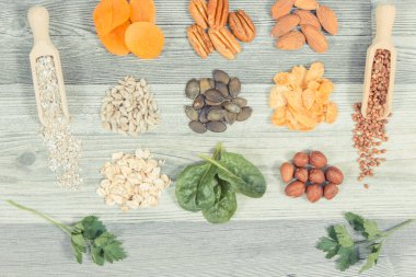 Sağlıklı besleyici yiyecekler ve doğal magnezyum ve diğer vitamin ve mineraller içeren çeşitli malzemeler.