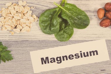 Yazıt magnezyum, sağlıklı besleyici yiyecekler ve doğal magnezyum ve diğer vitaminler ve mineraller içeren çeşitli malzemeler.