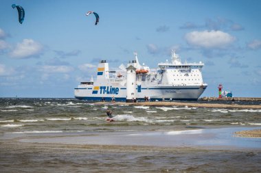 Swinoujscie, Batı Pomeranya - 15 Temmuz 2022: Trelleborg 'dan Swinoujscie limanına giden Nils Dacke feribotuna bakın. Yolcuları ve arabaları taşı