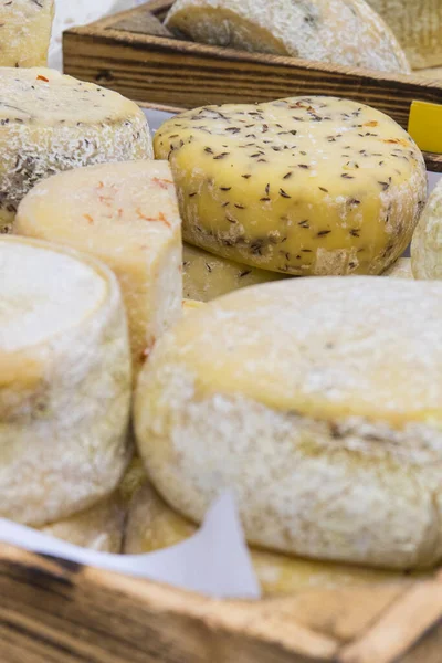 ストールや食料品店で販売するスパイスと新鮮なチーズのブロック — ストック写真