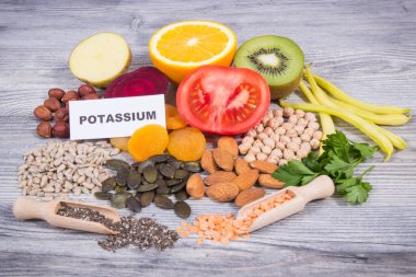 Kaynak olarak sağlıklı besleyici yiyecekler doğal potasyum, K vitamini, mineraller ve beslenme lifleri