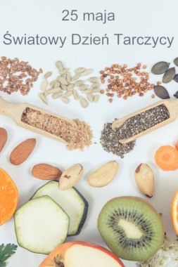 25 Mayıs Dünya Tiroid Günü ve sağlıklı tiroid için en iyi besin maddeleri. Beyaz arkaplan