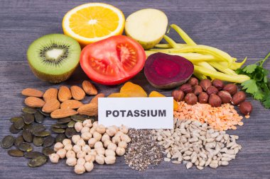 Doğal mineraller, K vitamini ve beslenme lifleri içeren sağlıklı besleyici yiyecekler içeren potasyum yazımı.