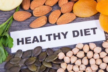 Doğal mineraller ve K vitamini içeren besin içeren sağlıklı besin maddeleri.