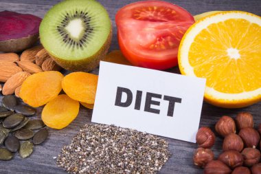 Doğal mineraller, potasyum ve K vitamini içeren besleyici sağlıklı yiyecekler.