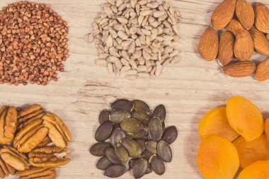 Doğal çinko, beslenme lifleri ve diğer vitaminler ve mineraller içeren besleyici sağlıklı yiyecekler.