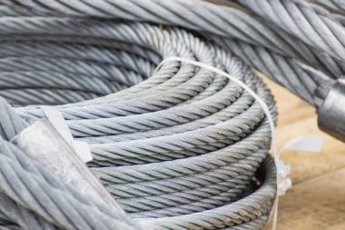 Araç veya endüstriyel makine parçası olarak sarmalanmış çelik halat
