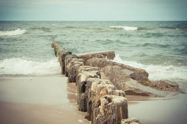 Scénický Pohled Dřevěné Vlnolamy Mořské Vlny Pláži Bouřlivý Větrný Den — Stock fotografie