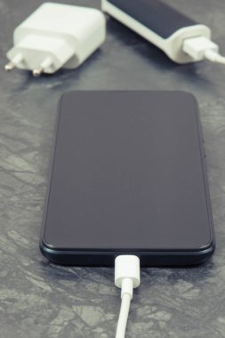 Dış siyah enerji bankası boş akıllı telefon veya cep telefonunu şarj ediyor