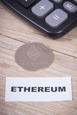 Ethereum madeni para ve hesap makinesi. Kripto para biriminin sembolü. Uluslararası ağ ödemesi. Finans kavramı