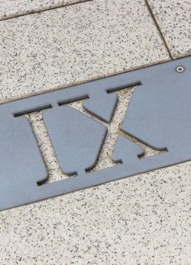 9 numaralı Roma rakamı şehirdeki taş kiremitlerden yapılmıştır.