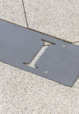 Roma rakamlarının birincisi şehirdeki taş kiremitlerden yapılmıştır.