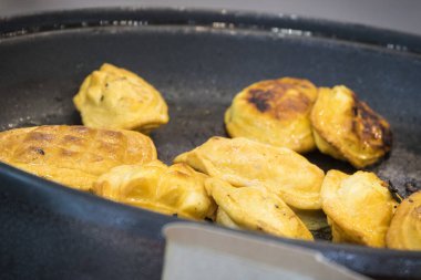 Taze ızgara kuzu peyniri. Geleneksel cilalama yerel yemekler