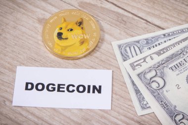 Dogecoin ve dolar banknotları. Kripto para biriminin sembolü. Uluslararası ağ ödemesi. Finans kavramı