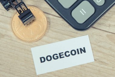 Dogecoin, minyatür kazıcı ve hesap makinesi. Kripto para biriminin sembolü. Uluslararası ağ ödemesi. Finans kavramı