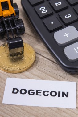 Dogecoin, minyatür kazıcı ve hesap makinesi. Kripto para biriminin sembolü. Uluslararası ağ ödemesi. Finans kavramı