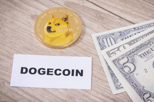 Dogecoin Und Dollarscheine Symbol Der Kryptowährung Internationale Netzbezahlung Finanzierungskonzept — Stockfoto
