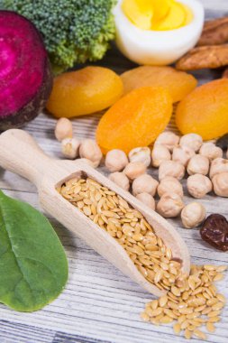 Doğal demir, vitamin ve mineral içeren anemi ile savaşmak için en iyi besin maddeleri.
