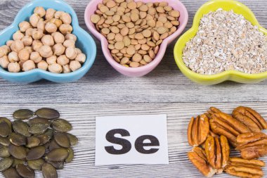 Doğal selenyum ve diğer vitamin ve mineralleri içeren besleyici gıdalar. Sağlıklı beslenme