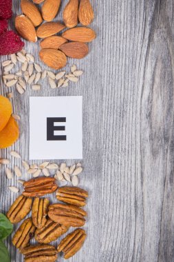 Doğal E vitamini ve diğer mineraller olarak besleyici gıdalar. Sağlıklı beslenme. Tahtaya yazı veya yazı için boşluk kopyala