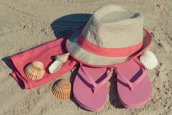 Różne Akcesoria Wypoczynku Plaży Słomkowy Kapelusz Różowa Klapka Puszysty Ręcznik — Zdjęcie stockowe