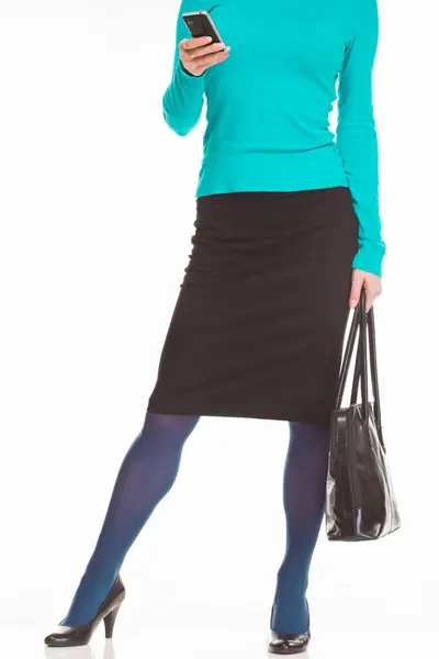 穿着得体的女商人拿着包 用智能手机 白人背景 — 图库照片