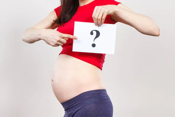 Een Zwangere Vrouw Met Een Witte Kaart Met Vraagteken Verwachte — Stockfoto