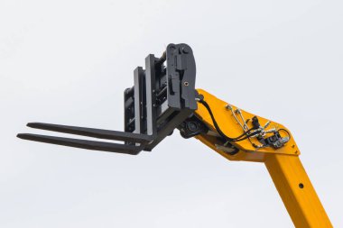Forklift yükleyici ya da istifleyici. Detay ve endüstriyel makinedeki hidrolik ve pnömatik mekanizmanın bir parçası. Ulaşım teknolojisi