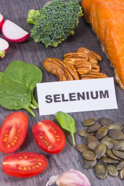 Doğal selenyum, diyet lifleri ve diğer vitaminler ve mineraller içeren sağlıklı besinler