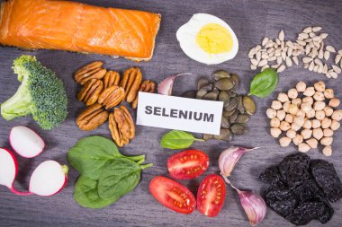 Doğal selenyum, diyet lifleri ve diğer vitaminler ve mineraller içeren sağlıklı besinler