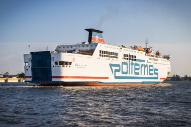Swinoujscie, Batı Pomeranya - Polonya - 11 Haziran 2023: Ystad 'dan Swinoujscie limanına giden Mazovia feribotu. İsveç 'ten yolcu ve araba nakli