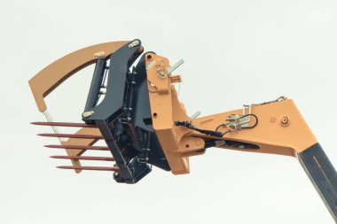 Saman balyalarını taşımak için kullanılan endüstriyel ya da tarımsal yükleyici makine. Hidrolik ve pnömatik mekanizma. Teknoloji