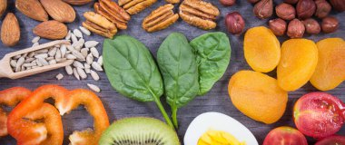 Doğal E vitamini, diğer mineraller ve diyet lifleri içeren çeşitli malzemeler. Sağlıklı yaşam tarzı ve beslenme