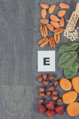 E vitamini ve diğer mineralleri içeren besleyici gıdalar. Sağlıklı beslenme. Tahtaya yazı veya yazı için yer