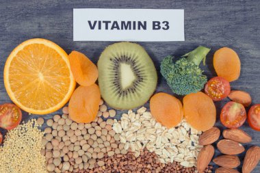 B3 vitamini ve mineraller içeren sağlıklı doğal bileşenler. Besleyici yiyecekler. Koyu arkaplan