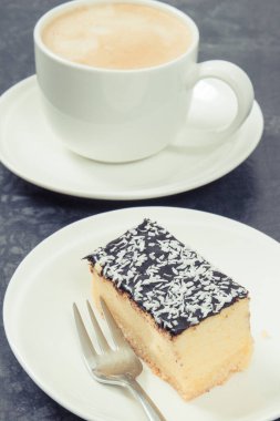 Sütlü kahve ve ev yapımı cheesecake. Tatlı nefis.