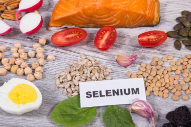 Doğal selenyum, diyet lifleri ve diğer vitamin ve mineralleri içeren besleyici sağlıklı yiyecekler.