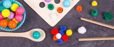 Çocukların motor becerilerini, koordinasyonunu, yaratıcılığını ve mantıksal düşüncelerini oynamak ve geliştirmek için kullanılan küçük renkli ponponlar ve toplar.