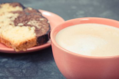 Bir fincan cappuccino ve taze pişmiş kakaolu hamur. Tatlı nefis.