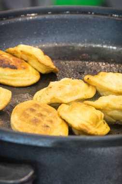 Taze ızgara kuzu peyniri. Geleneksel cilalama yerel yemekler