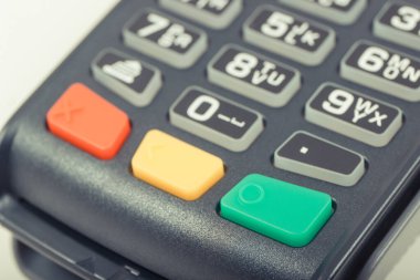 Kredi kartı okuyucu, nakit ödemelerde kullanılan bir cihaz. Ödeme terminali. Finans ve bankacılık kavramı