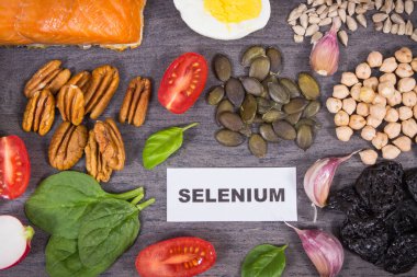 Doğal selenyum, diyet lifleri ve diğer vitaminler ve mineraller içeren sağlıklı besinler