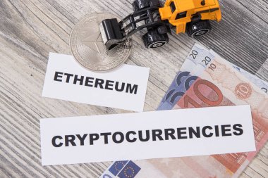 Ethereum, minyatür kazıcı ve euro. Kripto para biriminin sembolü. Uluslararası ağ ödemesi. Finans kavramı